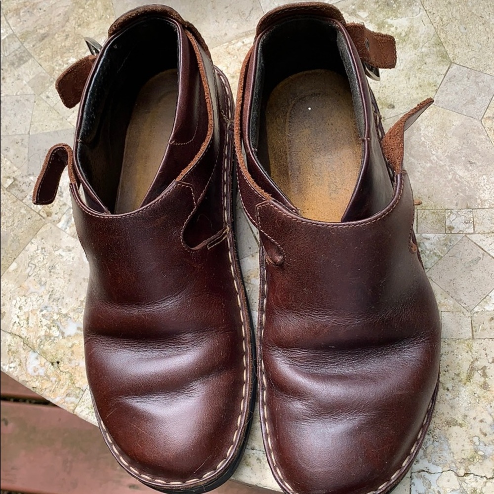 Naot shoes reddish brown leather moc style. Size 8